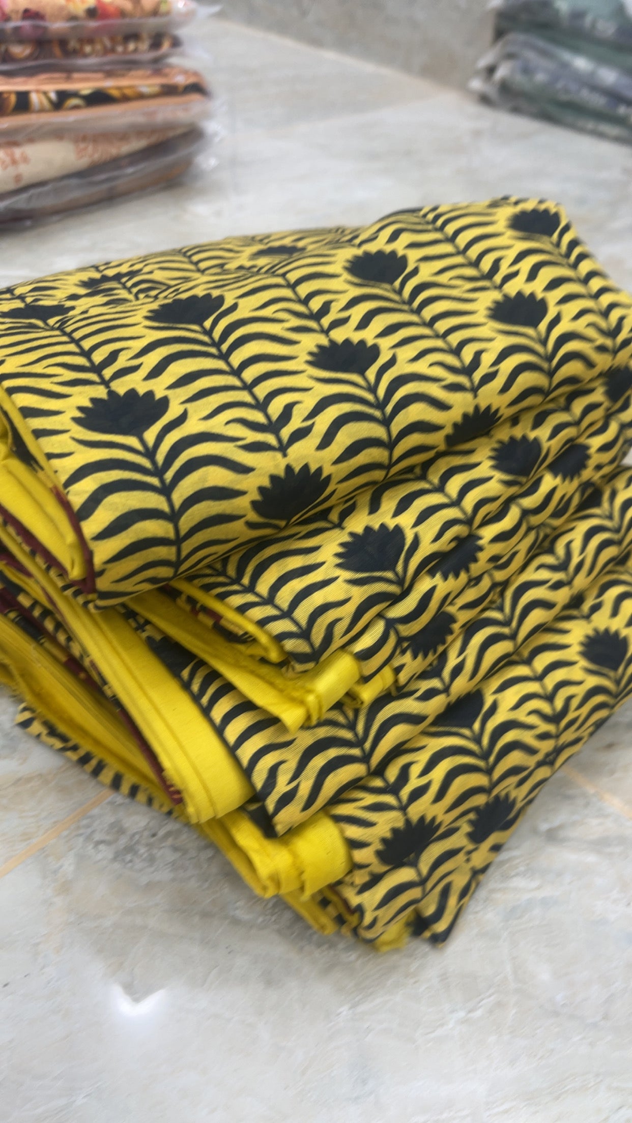 mix brand yellow & black 010