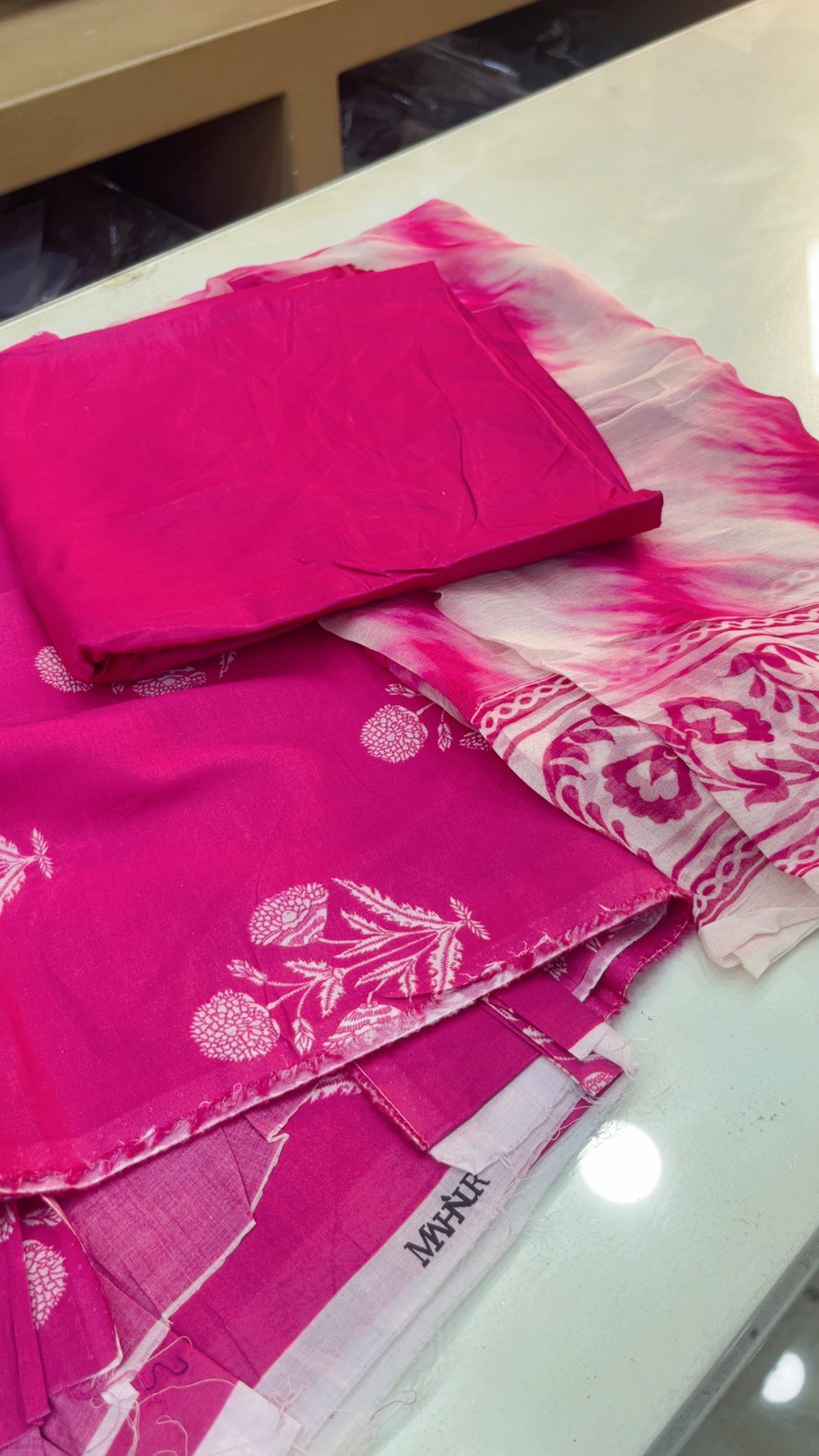 Mahnur printed pink code.